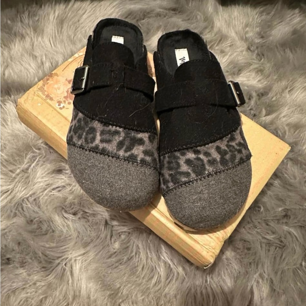 New in box clogs Sz 7.5